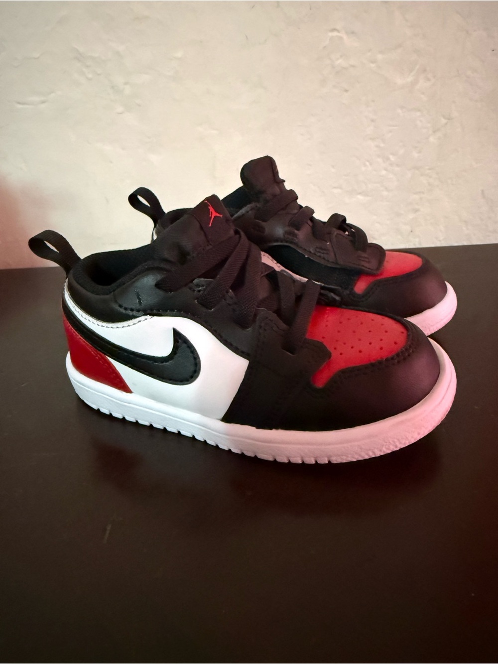 Nike Toddler/Youth Low-Top Sneakers in Black, White & Red